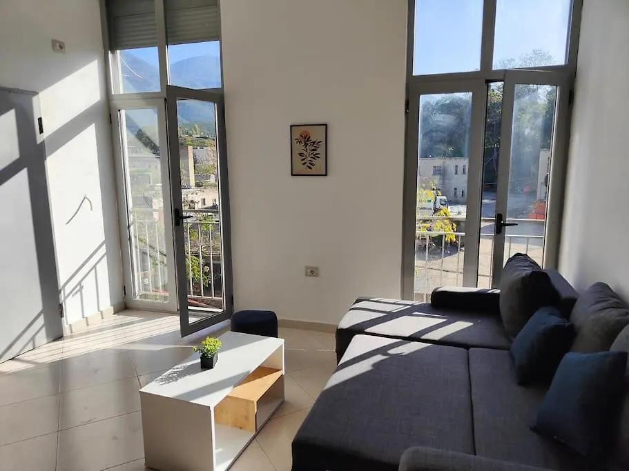 Appartement Bright Guest Suit 15 Min By Bus To Center Tirana