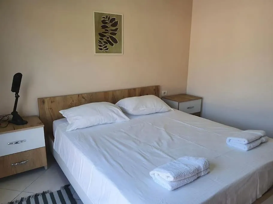 Appartement Bright Guest Suit 15 Min By Bus To Center Tirana
