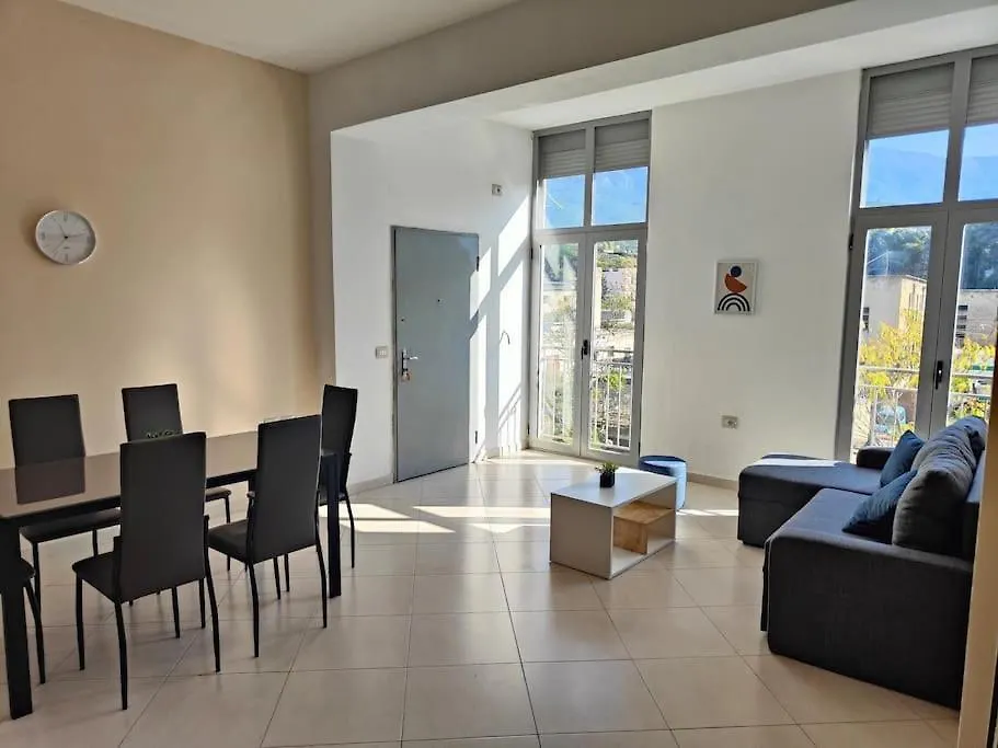 Appartement Bright Guest Suit 15 Min By Bus To Center Tirana Albanie