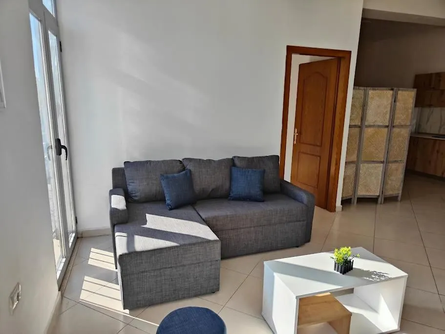 Bright Guest Suit 15 Min By Bus To Center Tirana